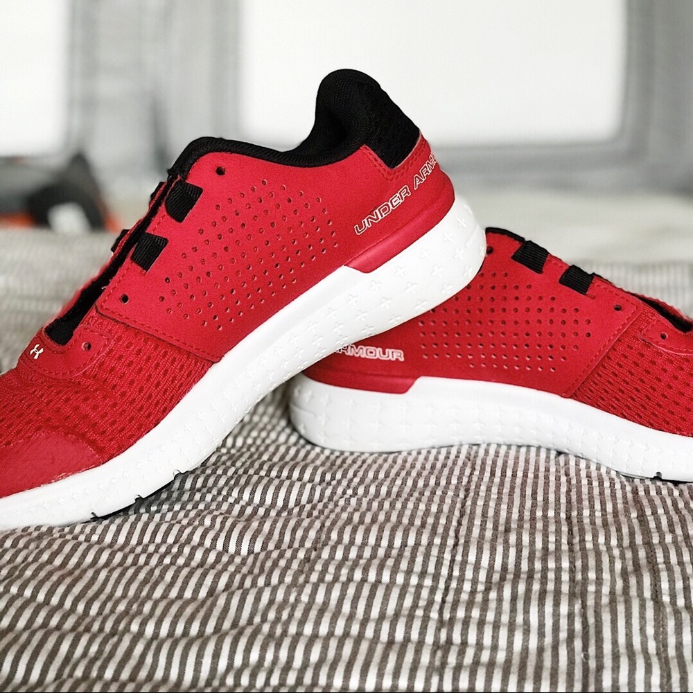 UNDER ARMOR Boys Youth shoes RED EUC